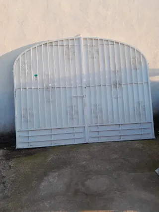 Puerta con Rejia chapa de  Aluminio
