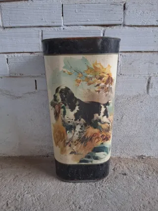 Antiguo paragüero con perro y pato
