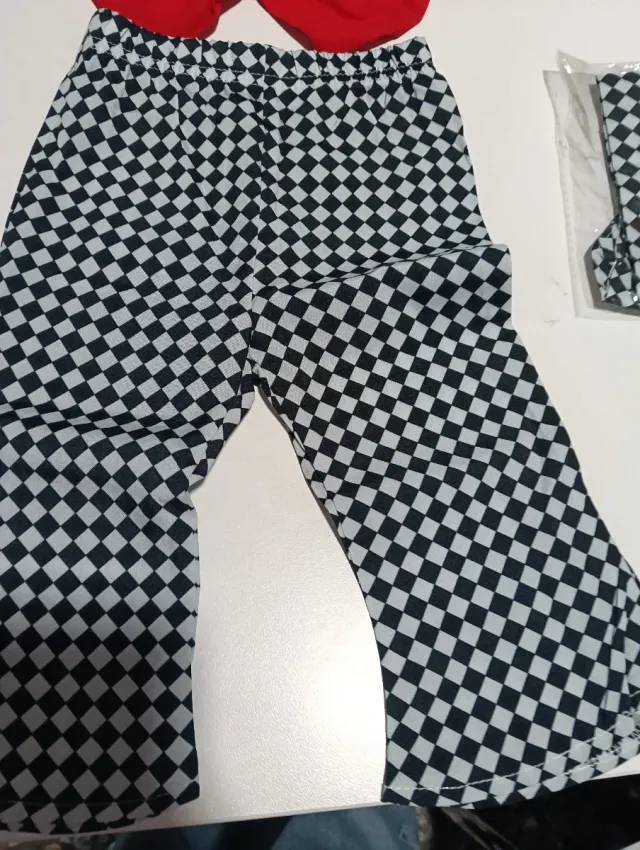 Conjunto top rojo y pantalón estampado