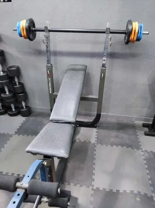 Banco de pesas y musculación