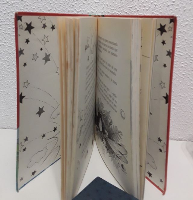 Kika superbruja y los dinosaurios.