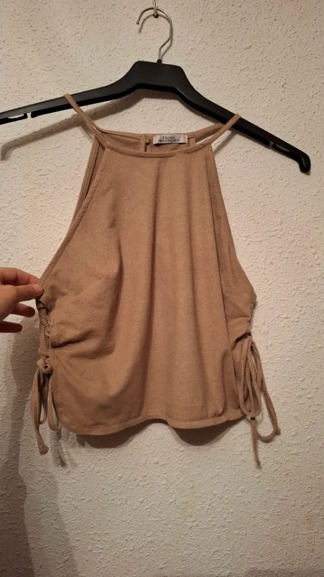 Top beige suave con cordones laterales