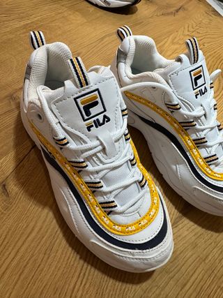 Zapatillas Fila Blancas y Amarillas