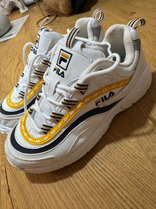 Zapatillas Fila Blancas y Amarillas