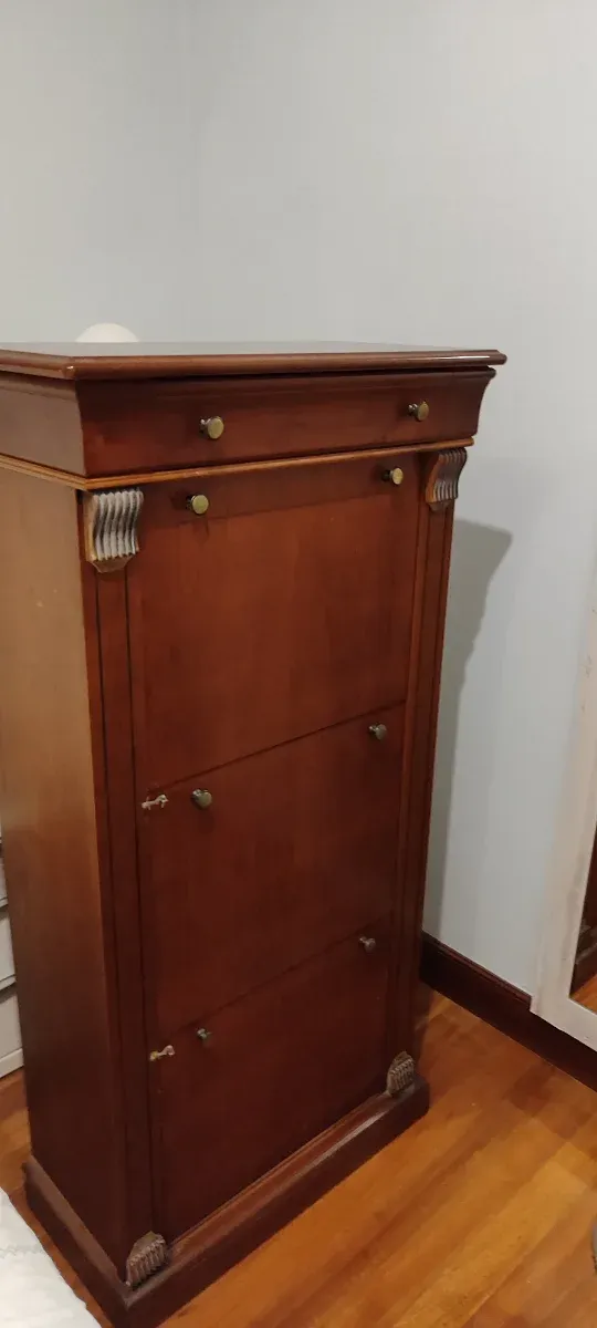 Zapatero de madera marrón
130 x33x65 aprox.