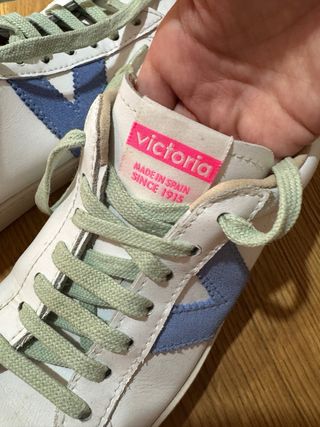 Zapatillas Victoria Blancas con Detalles Azules