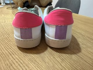 Zapatillas Victoria Blancas con Detalles Azules