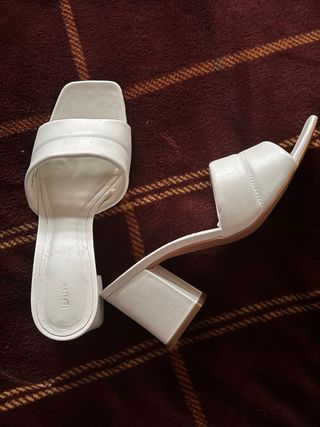 Sandalias blancas tacón cuadrado