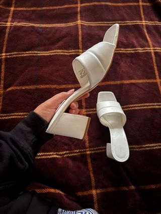 Sandalias blancas tacón cuadrado