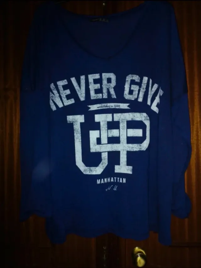 Camisola Azul Escura Com Estampa Never Give Up