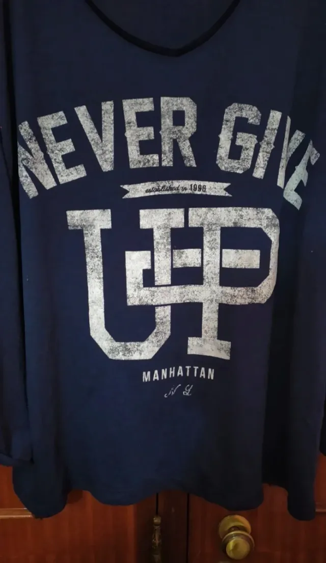 Camisola Azul Escura Com Estampa Never Give Up