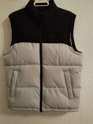 Chaleco acolchado negro y gris