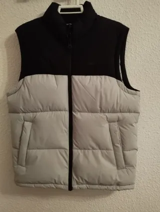Chaleco acolchado negro y gris