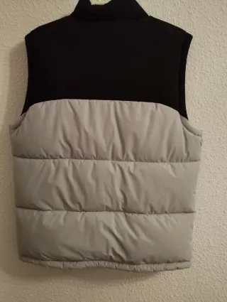 Chaleco acolchado negro y gris