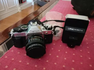 2 fotocamere Canon e Nikon con obiettivi e accessori