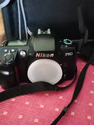 2 fotocamere Canon e Nikon con obiettivi e accessori
