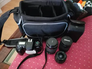2 fotocamere Canon e Nikon con obiettivi e accessori