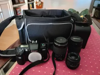 2 fotocamere Canon e Nikon con obiettivi e accessori