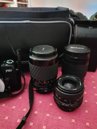 2 fotocamere Canon e Nikon con obiettivi e accessori
