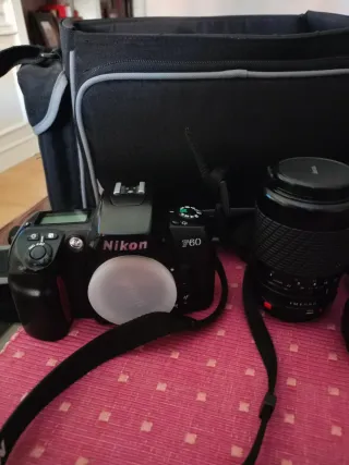 2 fotocamere Canon e Nikon con obiettivi e accessori