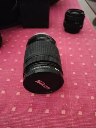 2 fotocamere Canon e Nikon con obiettivi e accessori
