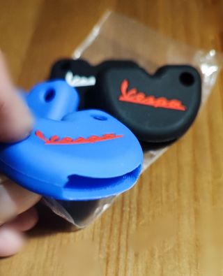 Funda Llave Vespa Silicona Negra y Azul