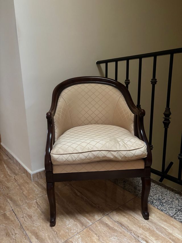 Butaca tapizada beige con patrón