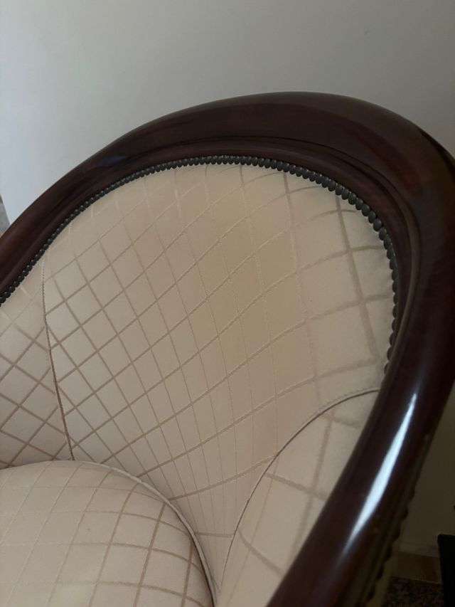 Butaca tapizada beige con patrón