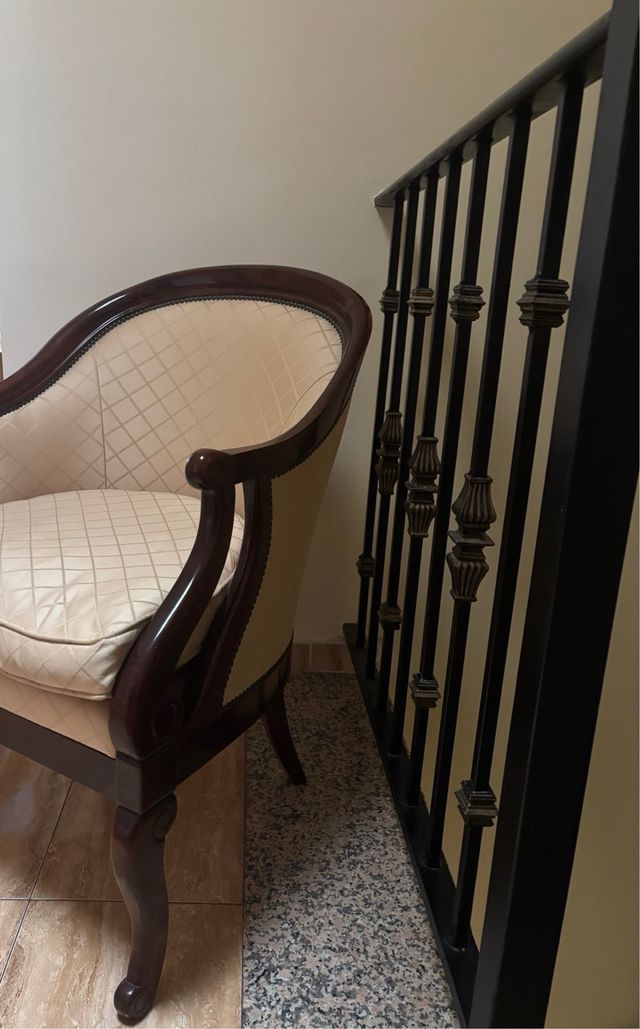 Butaca tapizada beige con patrón