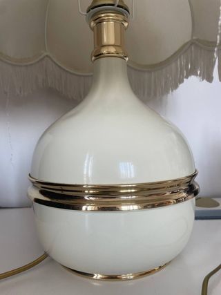 Lampada da tavolo vintage crema con frange