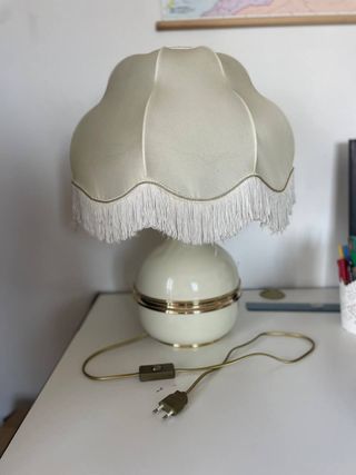 Lampada da tavolo vintage crema con frange