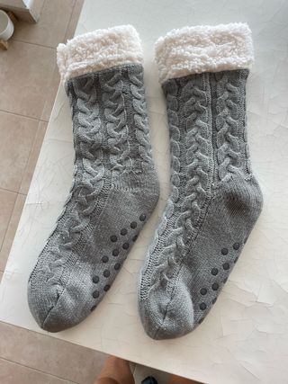 Calcetines grises con antideslizante