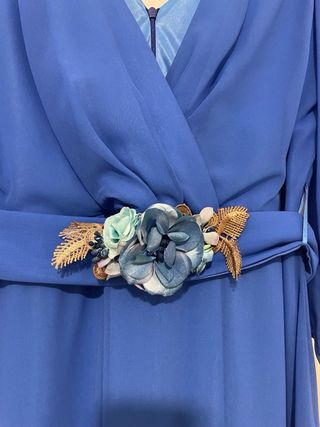Vestido fiesta azul largo con fajín floral