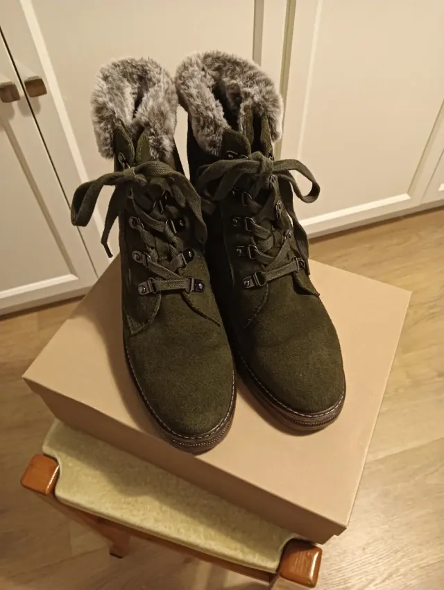 Botines ante verde, pelo en el borde, dentro no