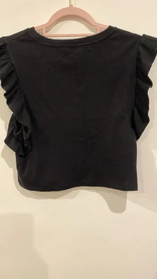 Camiseta Zara mujer negra volantes