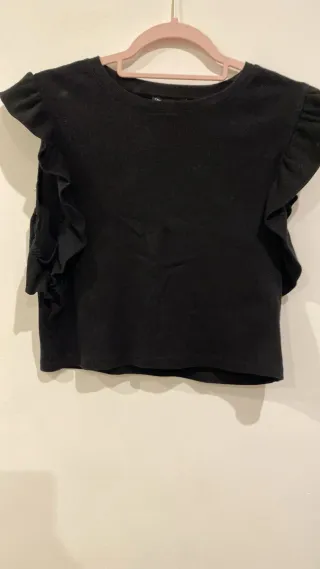 Camiseta Zara mujer negra volantes