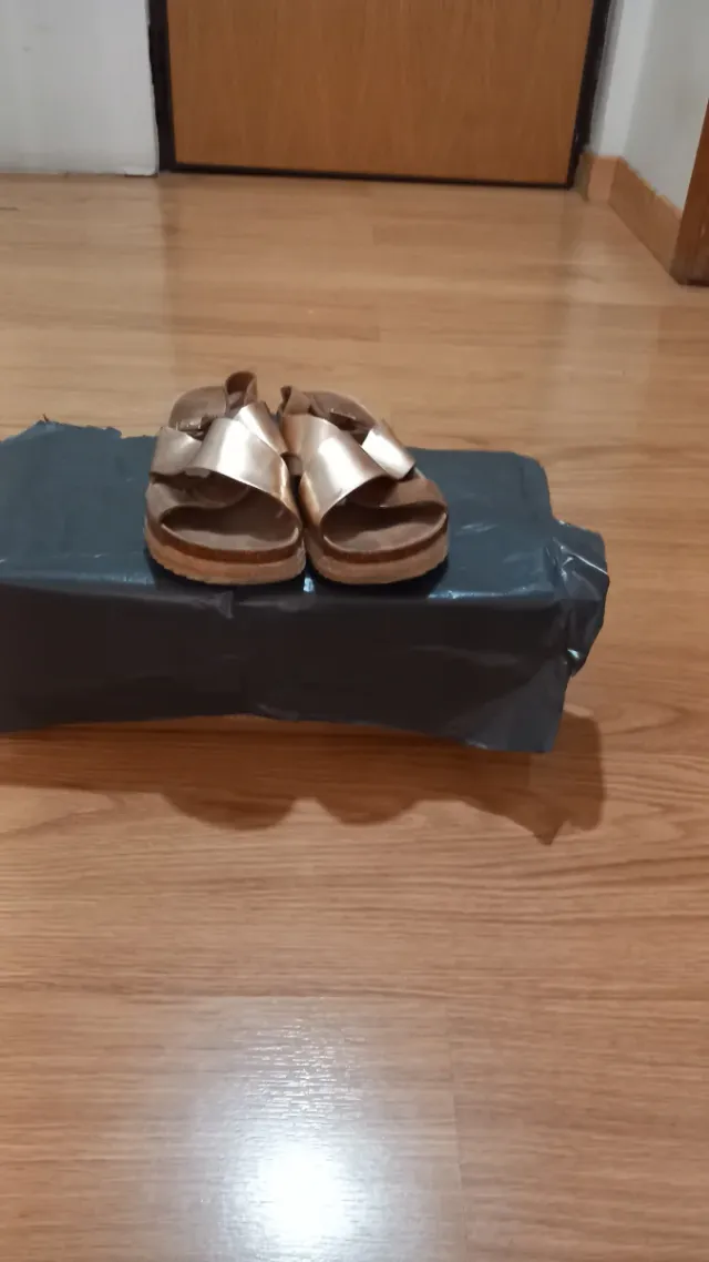 Sandálias douradas mulher