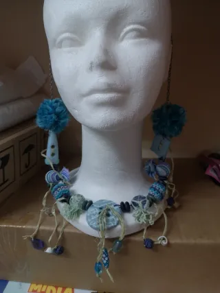 Collar hecho a mano azul y turquesa