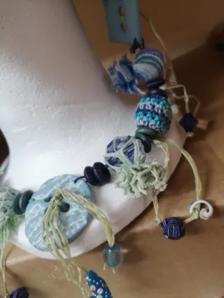 Collar hecho a mano azul y turquesa