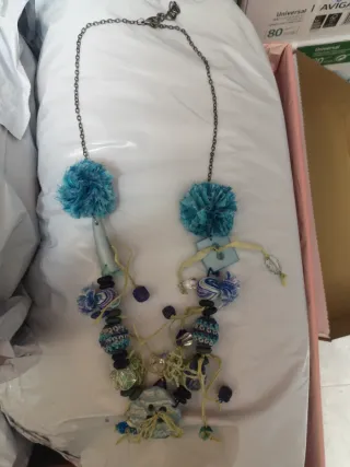 Collar hecho a mano azul y turquesa