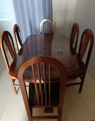 Mesa vintage y 6 sillas de madera