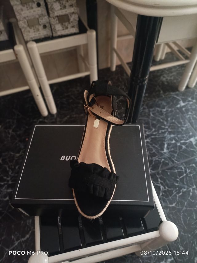 Sandalia cuña negra