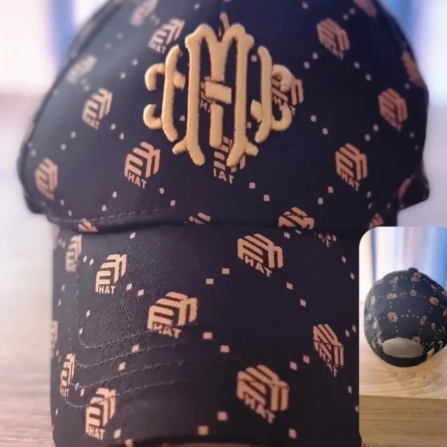 Gorra negra con detalles dorados