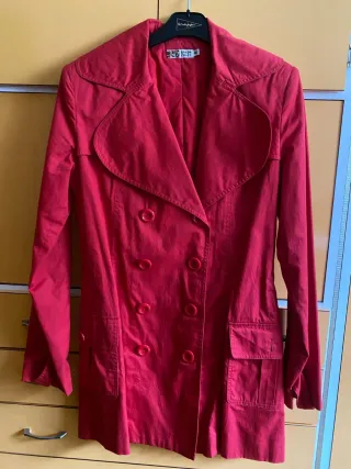 Gabardina corta mujer roja
