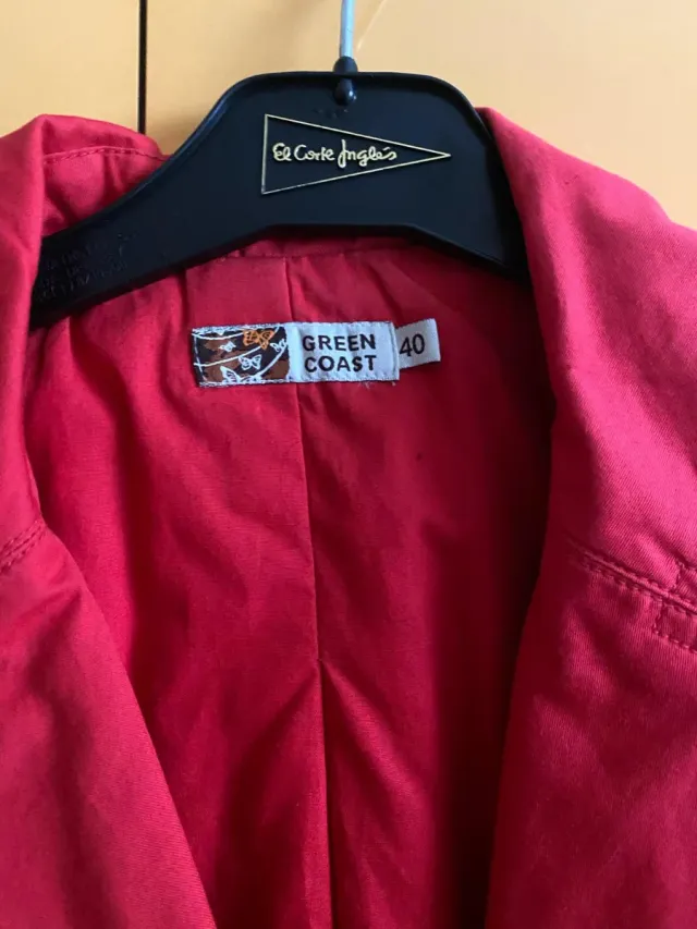 Gabardina corta mujer roja