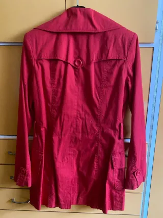Gabardina corta mujer roja