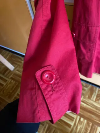 Gabardina corta mujer roja