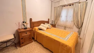 Muebles de madera para dormitorio y colchon.