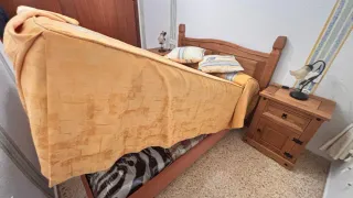 Muebles de madera para dormitorio y colchon.