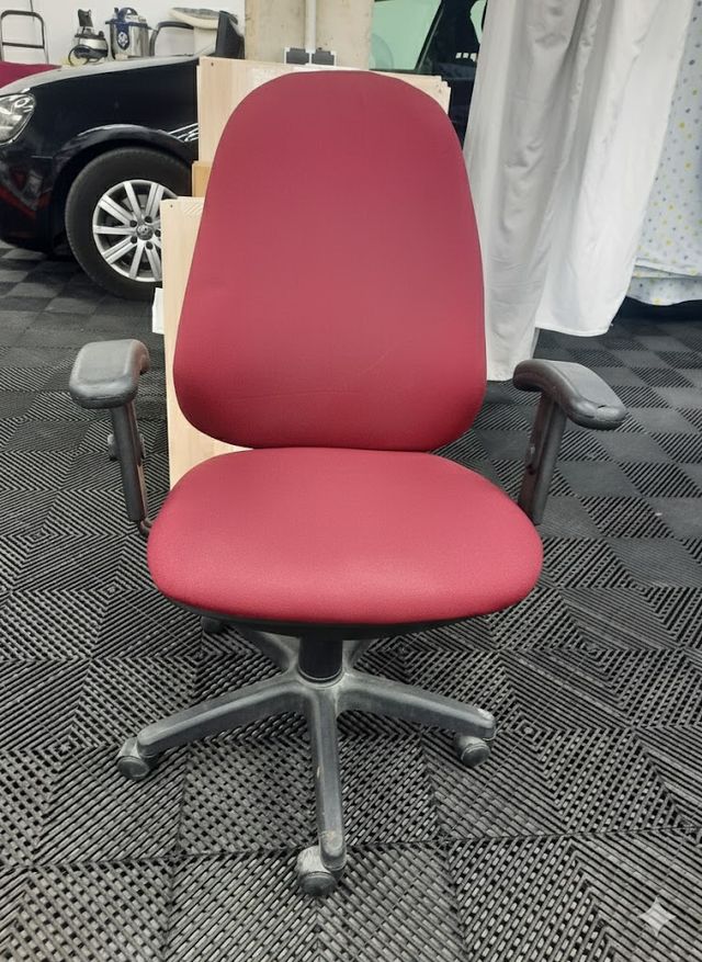 Silla de oficina ergonómica roja